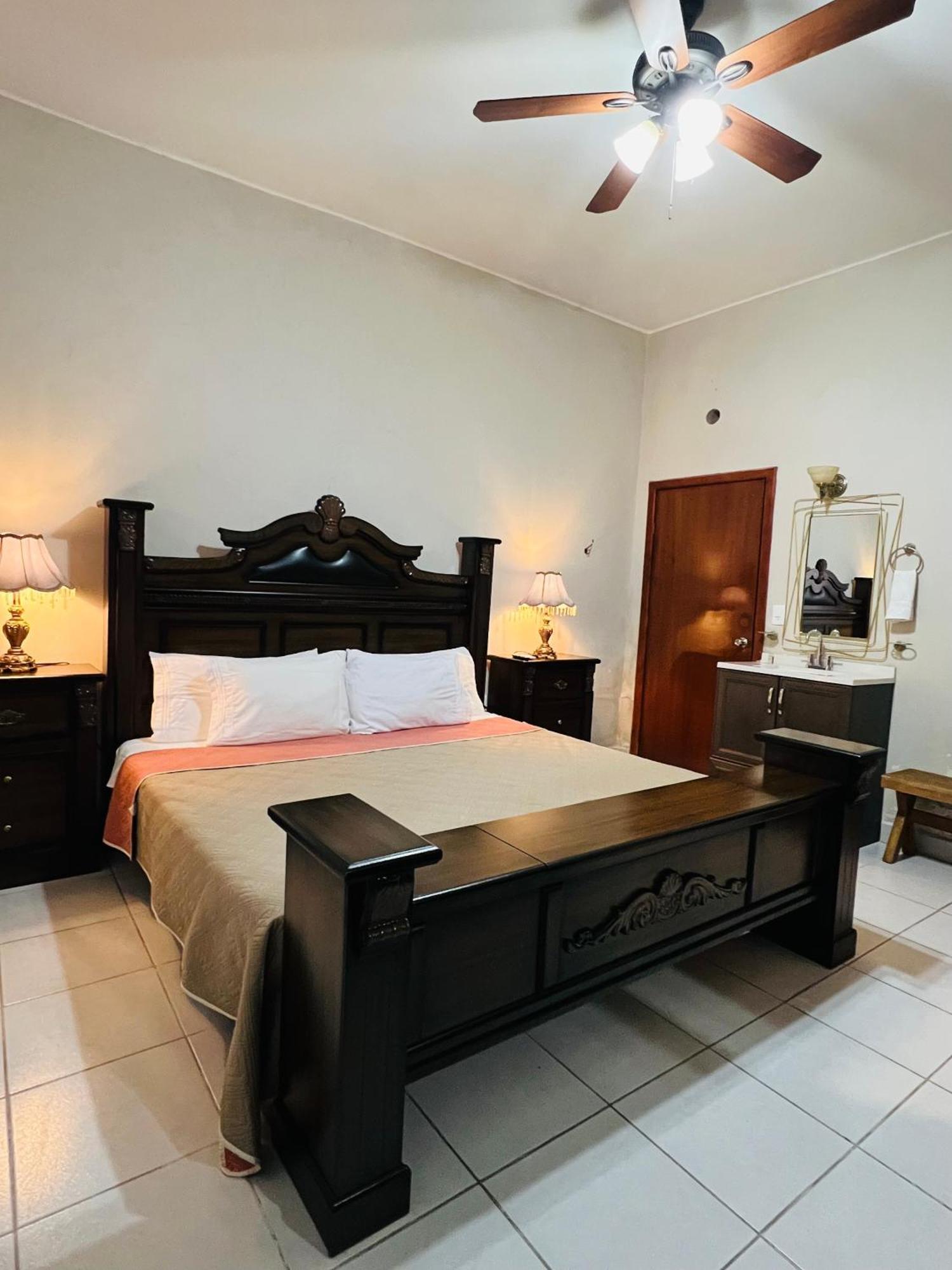 Hosteria Casa Marquez Leon Bagian luar foto