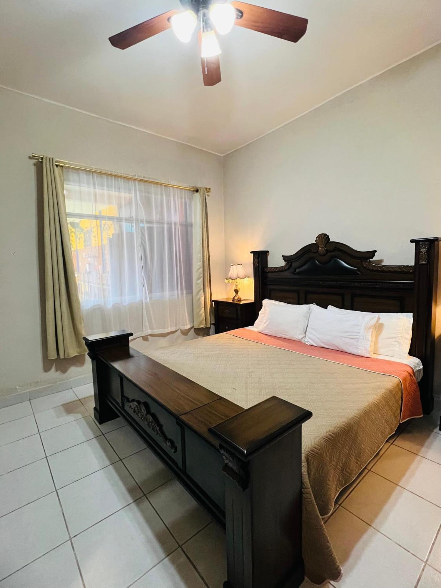 Hosteria Casa Marquez Leon Bagian luar foto