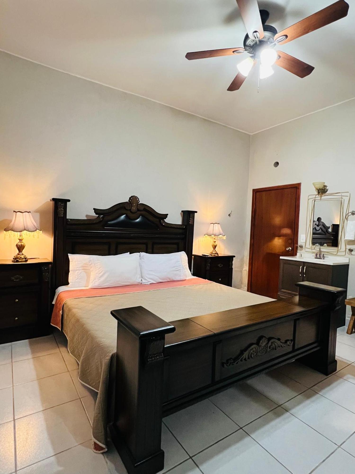 Hosteria Casa Marquez Leon Bagian luar foto