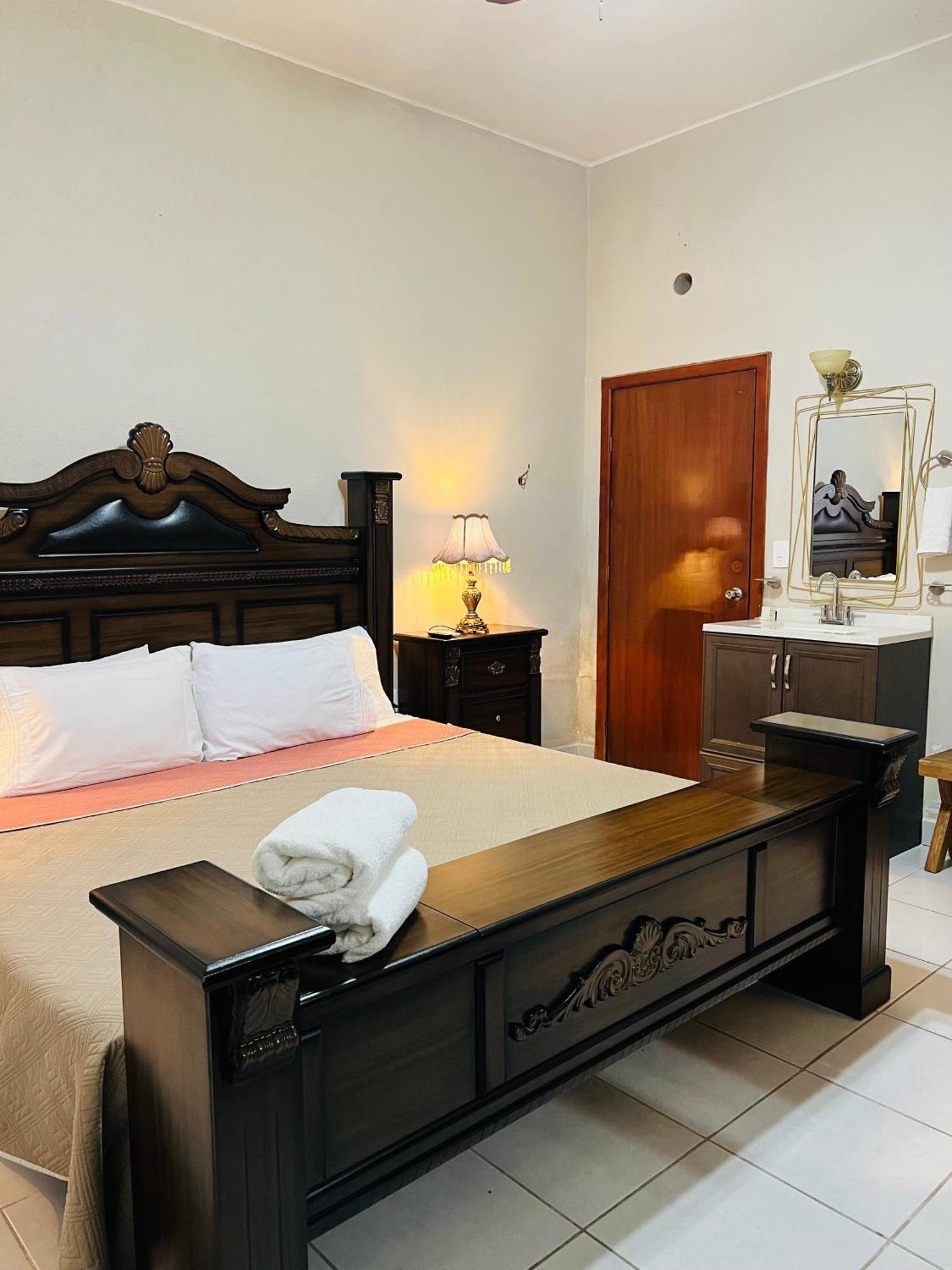 Hosteria Casa Marquez Leon Bagian luar foto