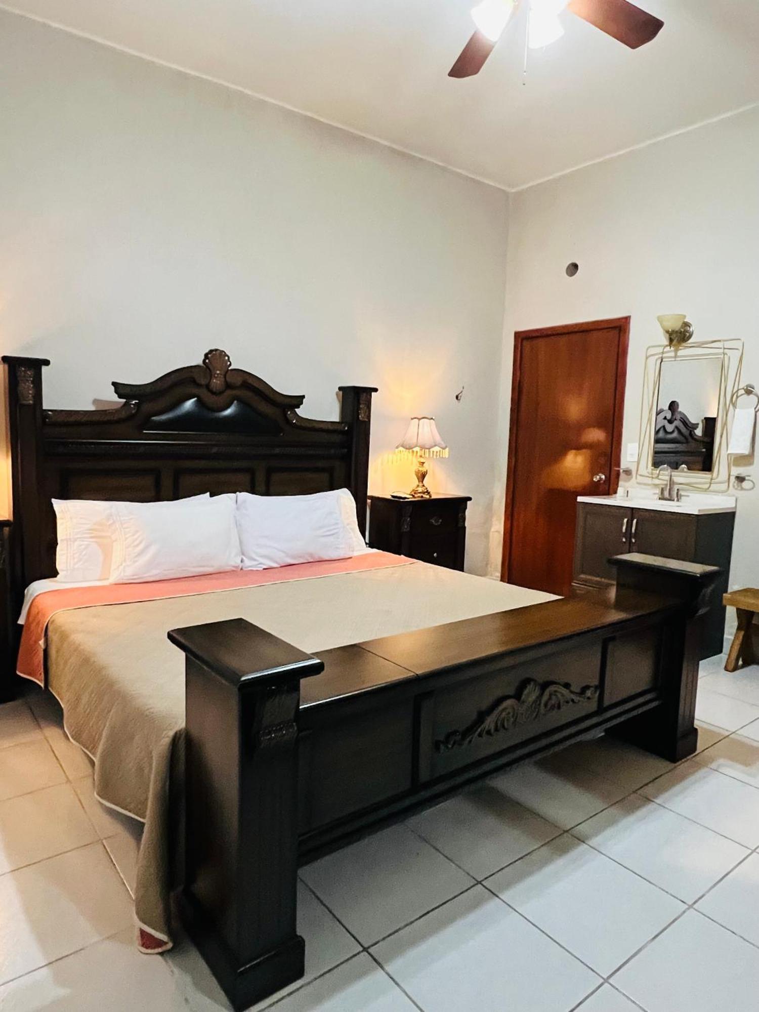 Hosteria Casa Marquez Leon Bagian luar foto