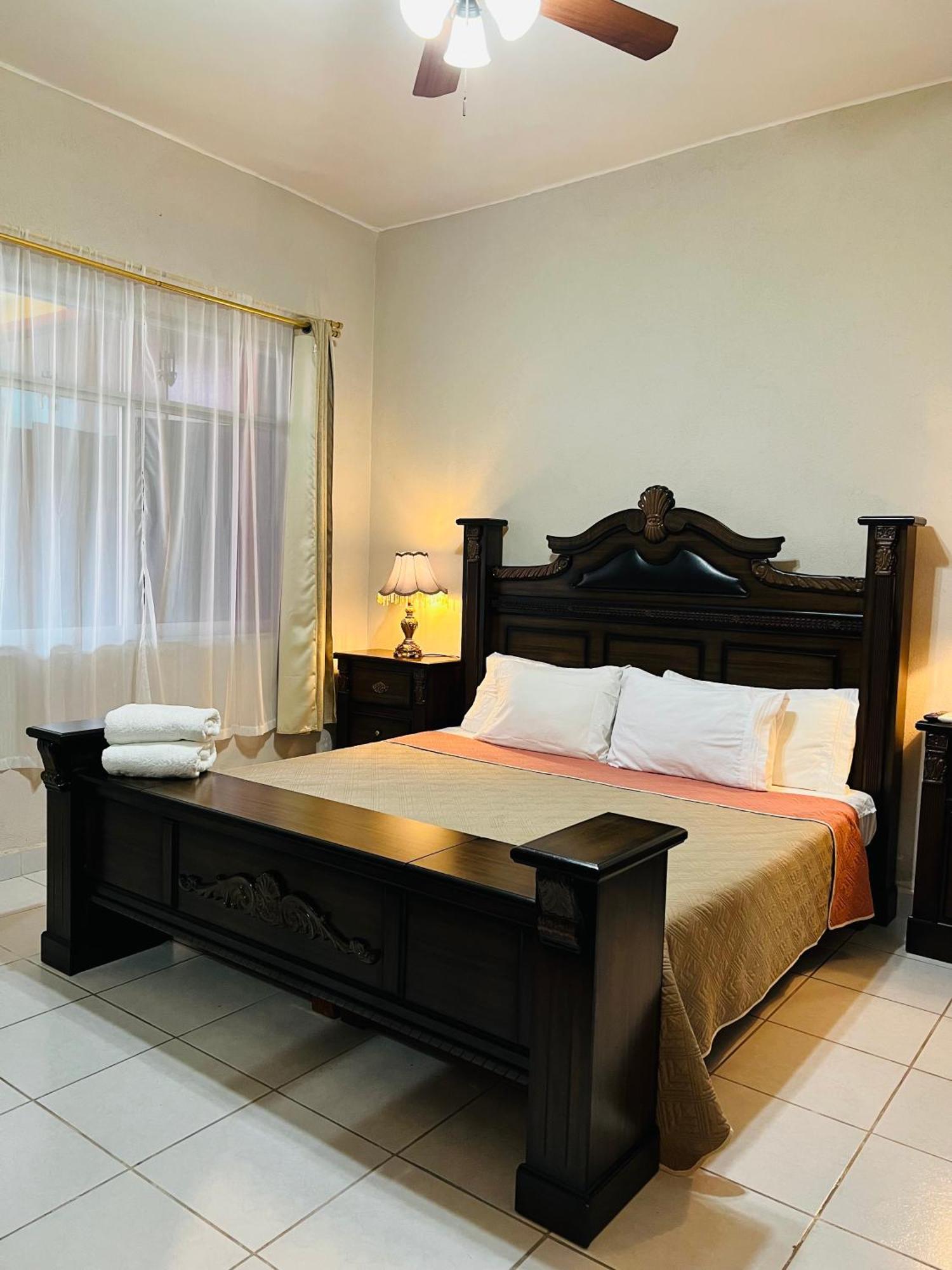 Hosteria Casa Marquez Leon Bagian luar foto